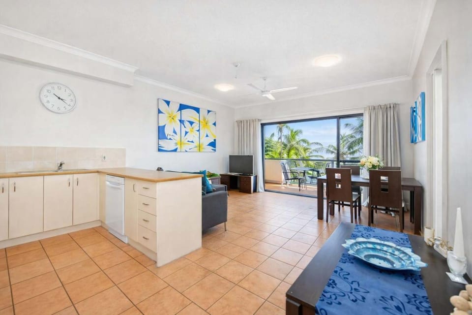 TV and multimedia, Kitchen or kitchenette, Living room, Seating area, Dining area