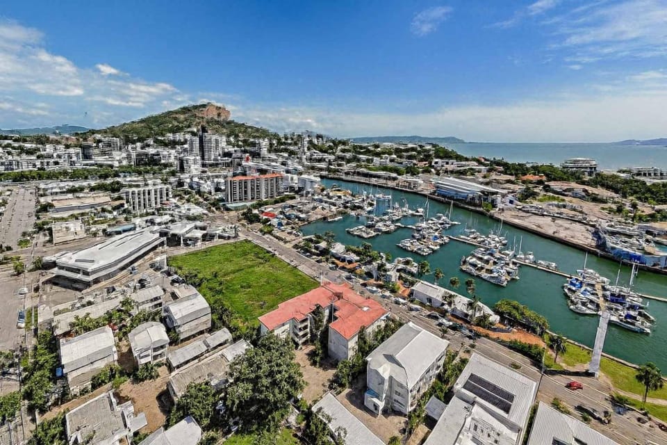 Property building, Nearby landmark, Neighbourhood, Natural landscape, Bird's eye view, City view, Lake view, Mountain view, River view, Sea view, Street view, Parking