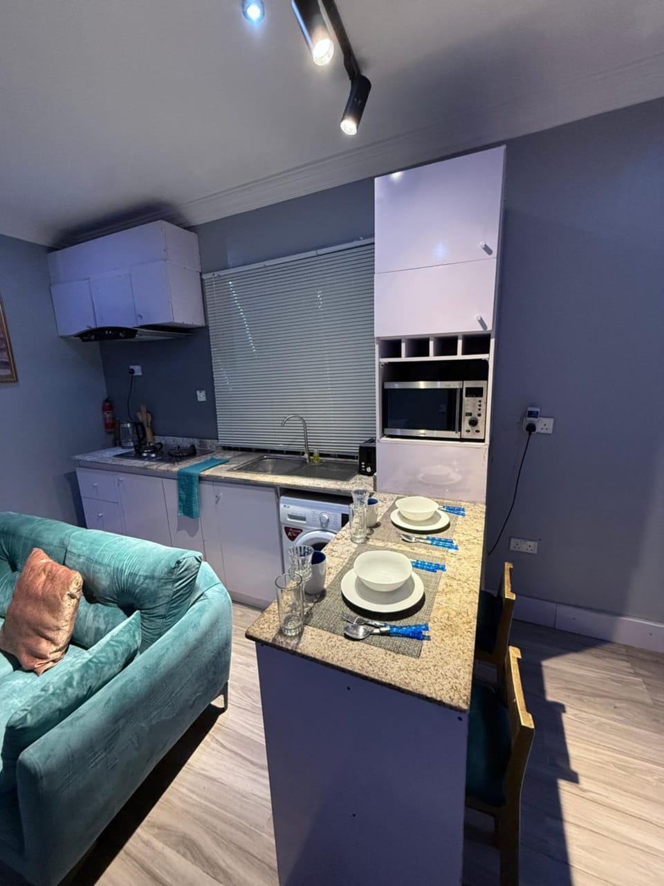 Kitchen or kitchenette, Dining area, minibar, stove