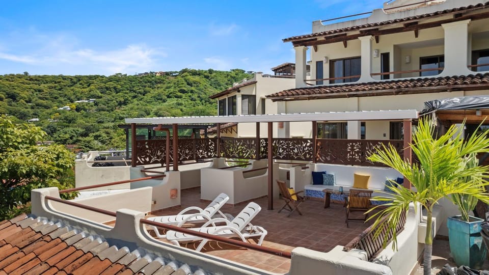 Sunshine Escape with a Rooftop Patio House in Coco