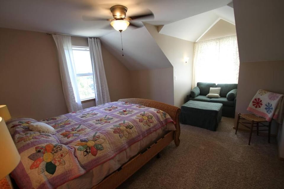 Five Bedroom Colonial Style Home House in Moses Lake