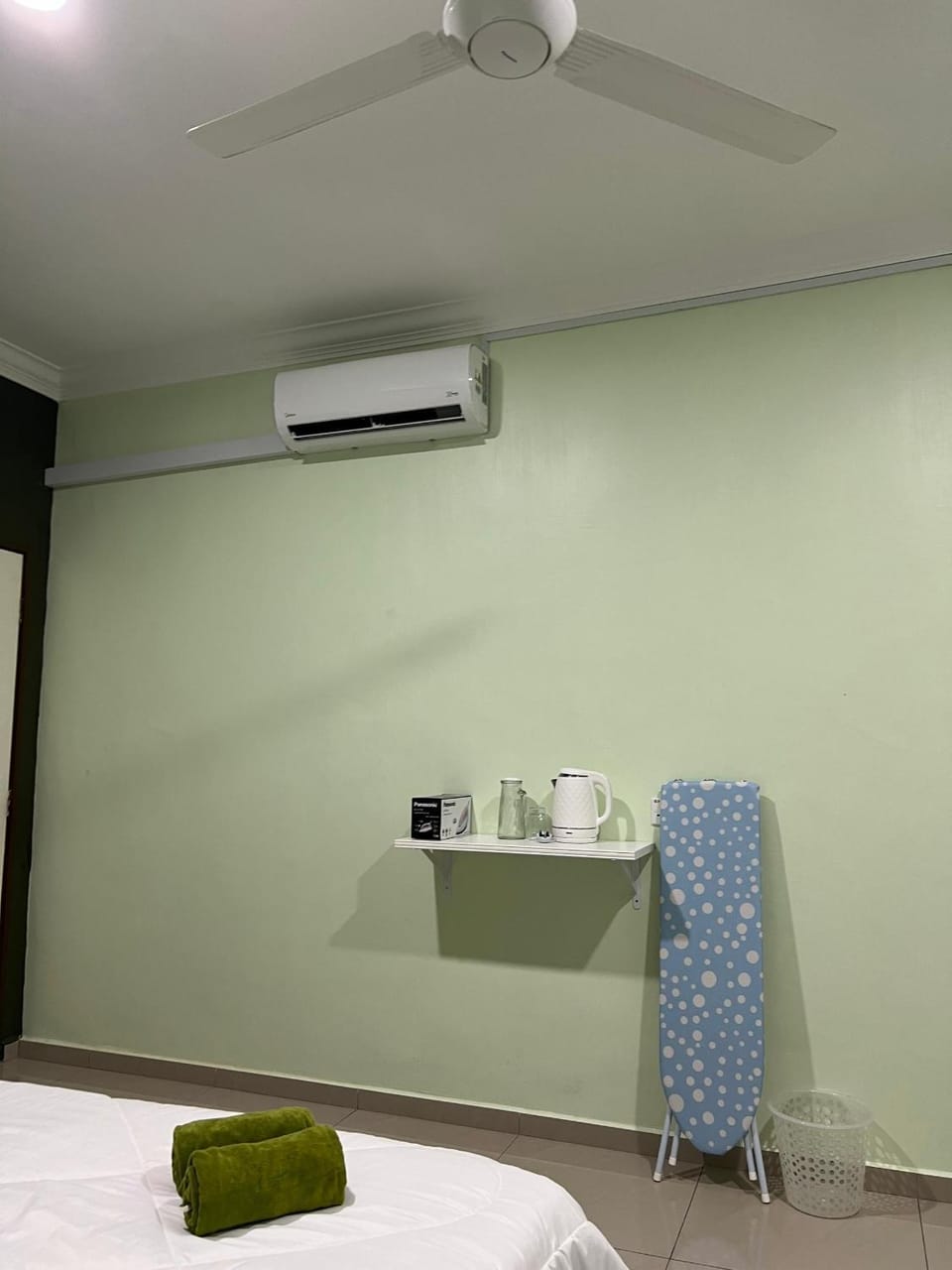 Coffee/tea facilities, Bedroom, towels, air conditioner