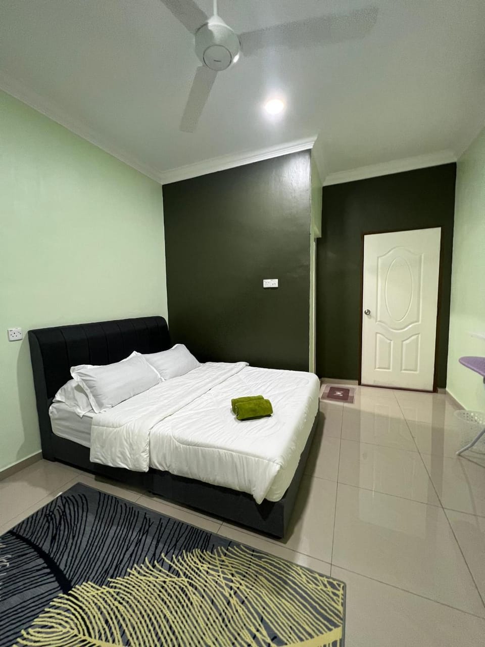 Bed, Photo of the whole room, towels