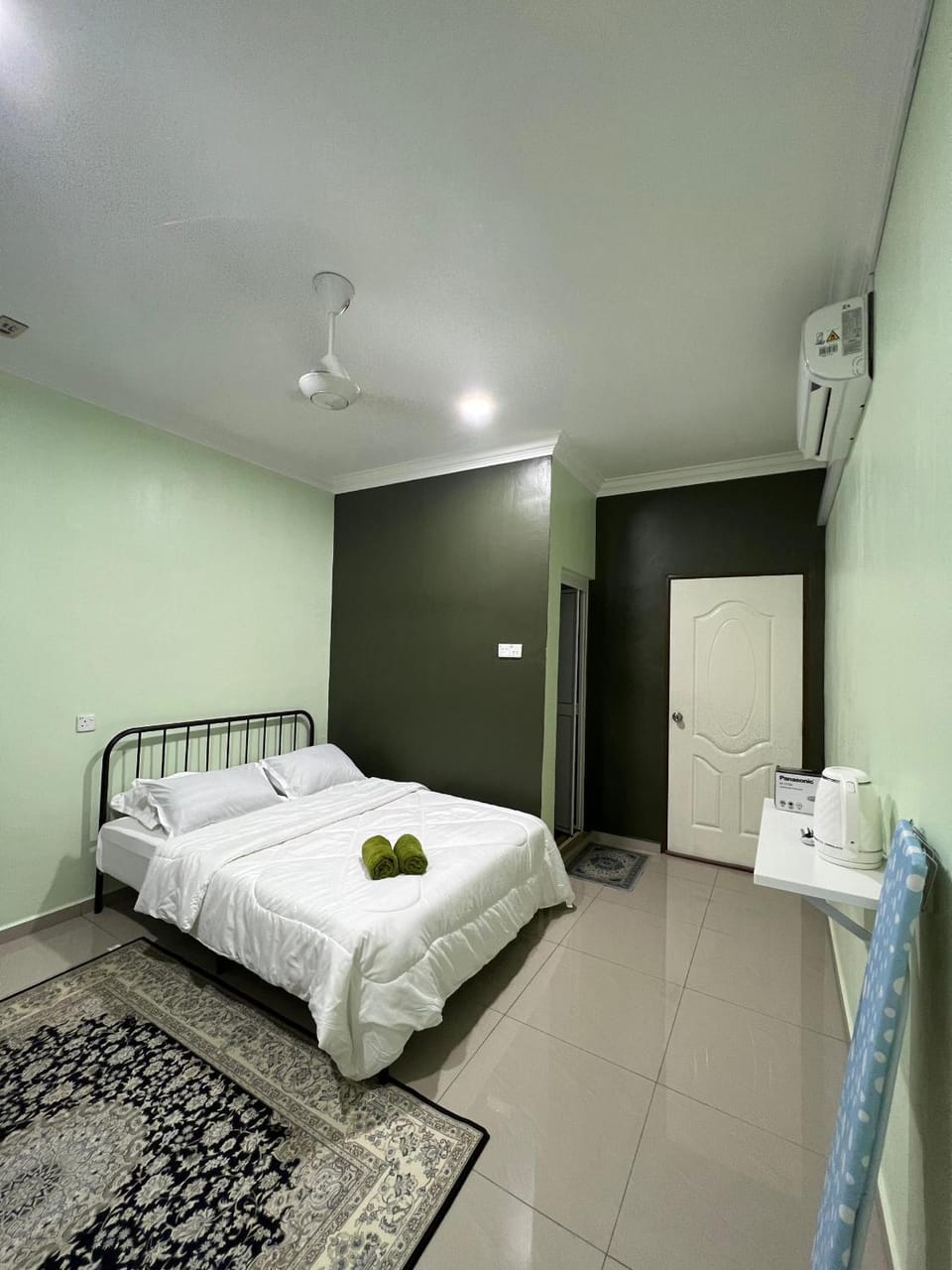 Bed, Bedroom, towels, air conditioner
