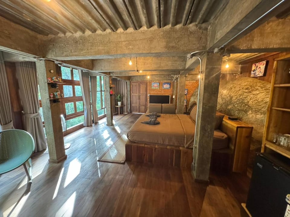 Bed, Photo of the whole room, Seating area