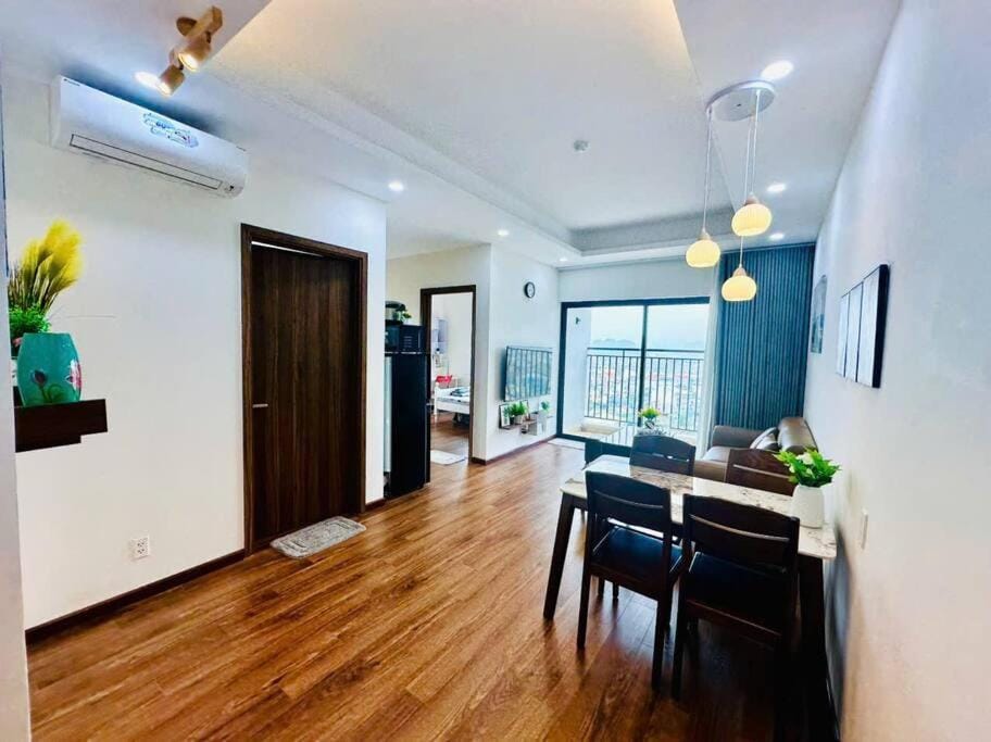 TV and multimedia, Living room, Seating area, Dining area, air conditioner