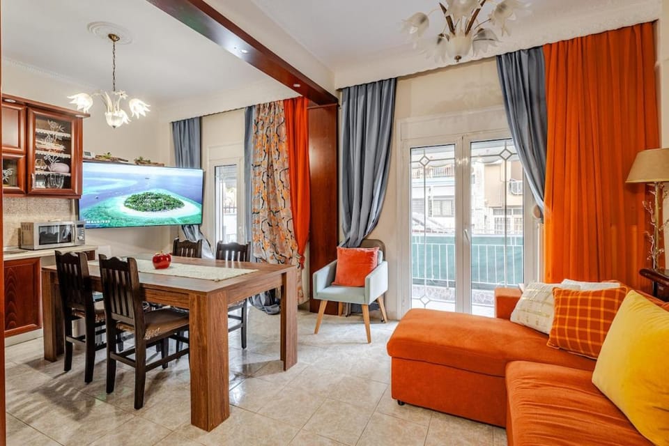 TV and multimedia, Kitchen or kitchenette, Living room, Seating area, Dining area