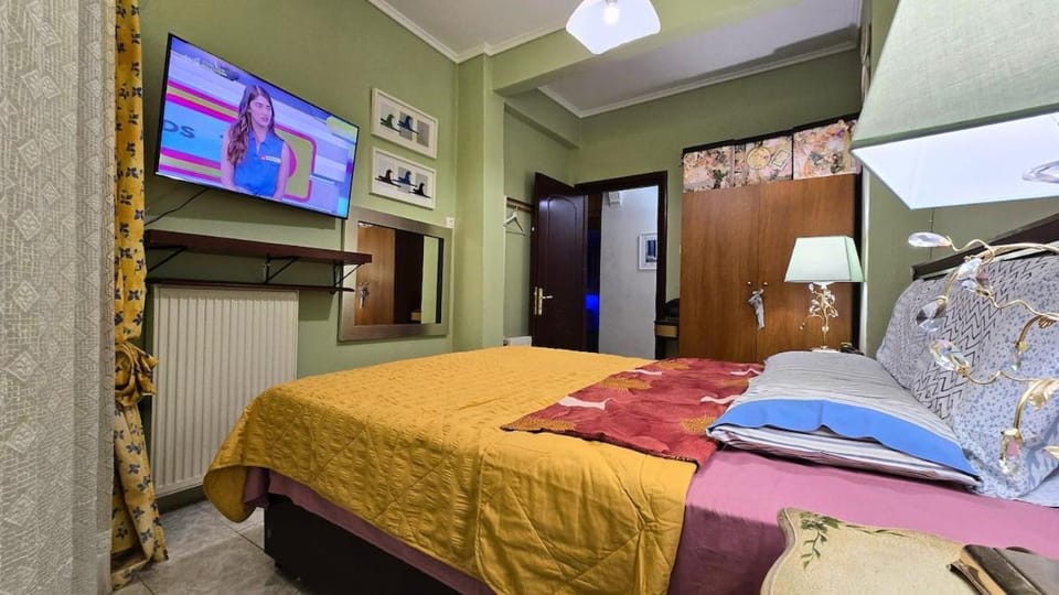 Bed, TV and multimedia, Photo of the whole room, Bedroom, wardrobe