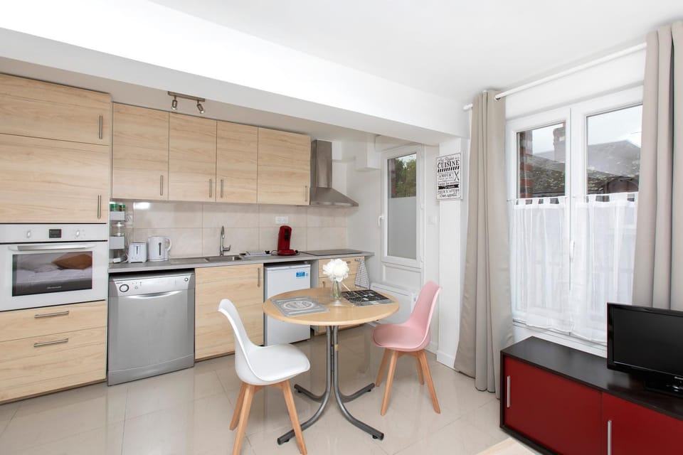 Kitchen or kitchenette, Dining area, stove
