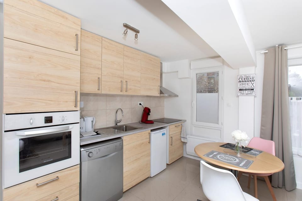 Kitchen or kitchenette, Dining area