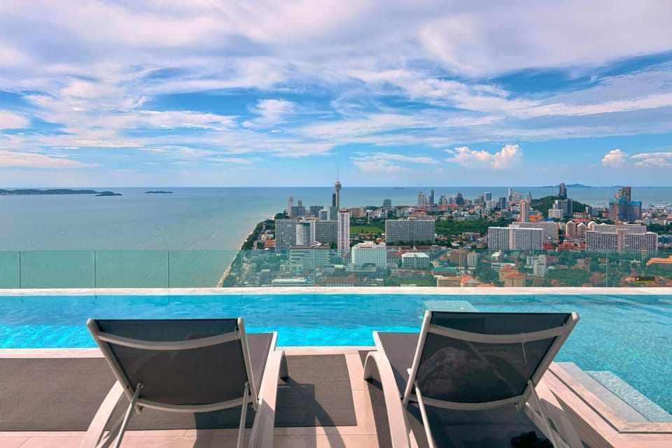 Swimming pool, sunbed