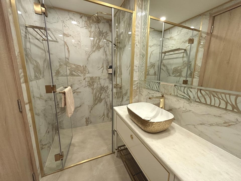 Shower, Toilet, Bathroom, towels