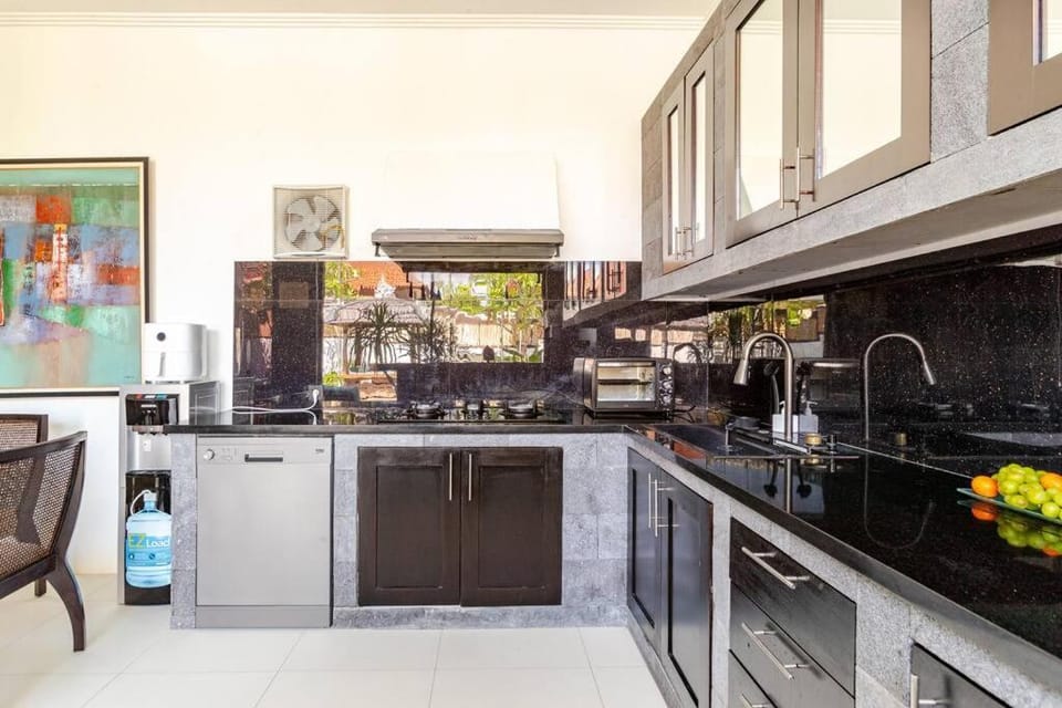 Kitchen or kitchenette, dishwasher, minibar, oven, stove