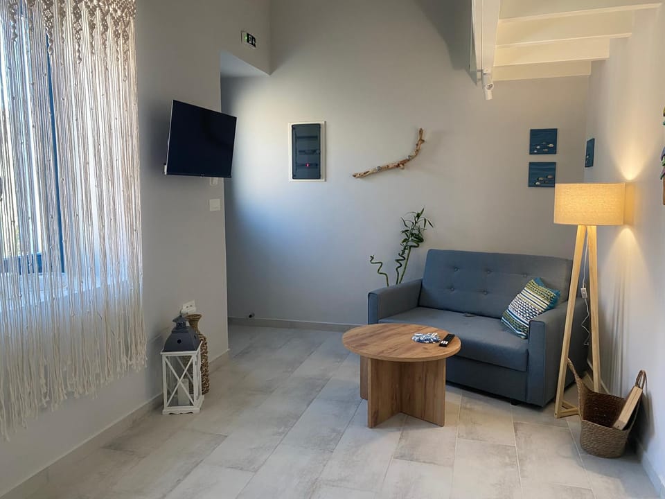 Communal lounge/ TV room, TV and multimedia, Living room, Seating area, Evening entertainment
