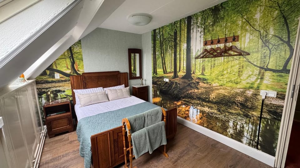 Photo of the whole room, Bedroom