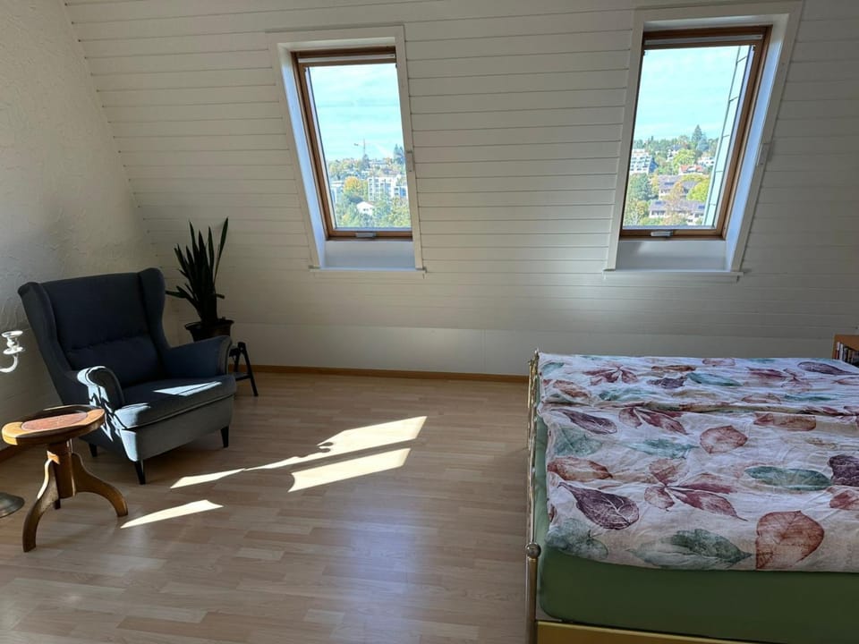 Bed, Photo of the whole room, Seating area, Bedroom