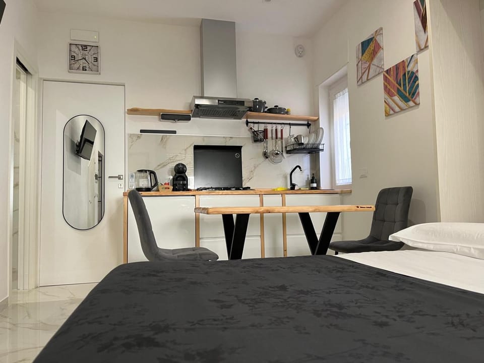 Bed, Kitchen or kitchenette, Dining area, Bedroom
