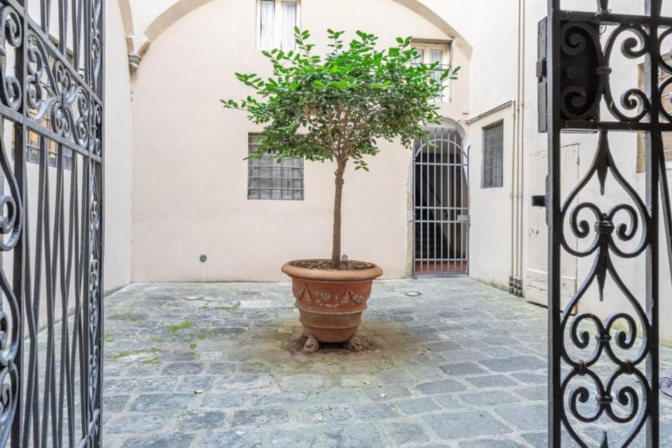 Day, Inner courtyard view