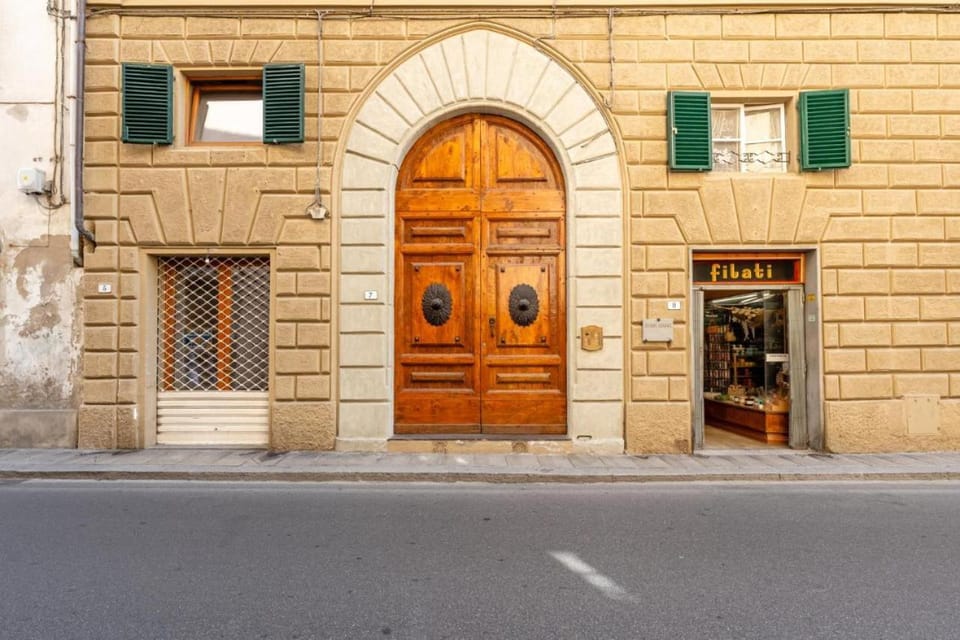 Property building, Facade/entrance, Day