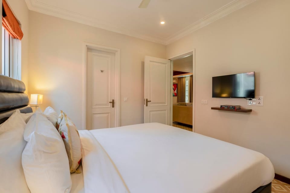 Bed, TV and multimedia, Photo of the whole room, Bedroom