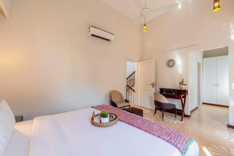 Bed, Photo of the whole room, Bedroom, wardrobe, air conditioner