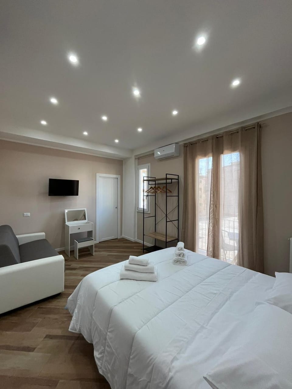 Bed, TV and multimedia, Bedroom, towels, wardrobe