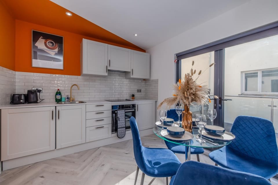 Beachside 1-Bedroom with Balcony Apartment in Hove