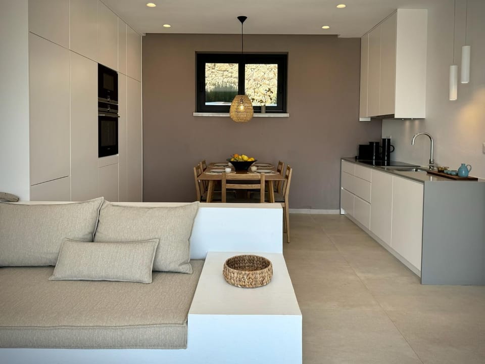 Kitchen or kitchenette, Seating area, Dining area