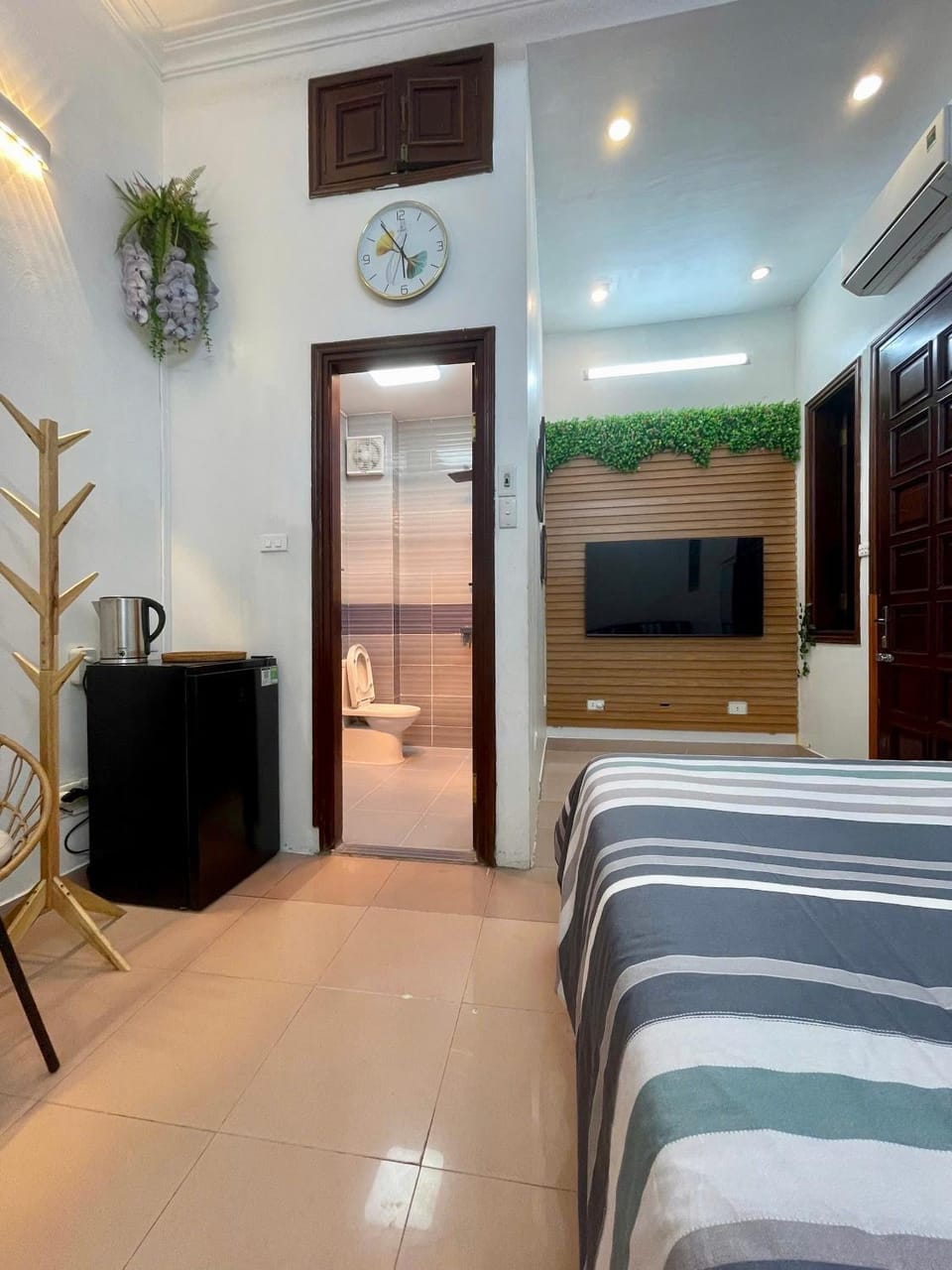 Bed, TV and multimedia, Photo of the whole room, Seating area, Bedroom, air conditioner