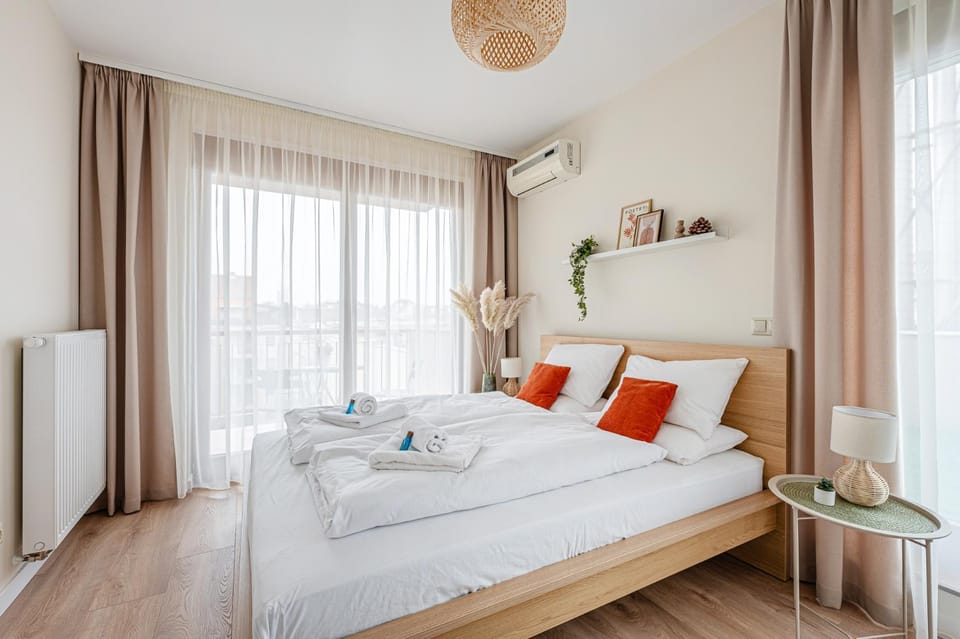 Bed, Bedroom, towels