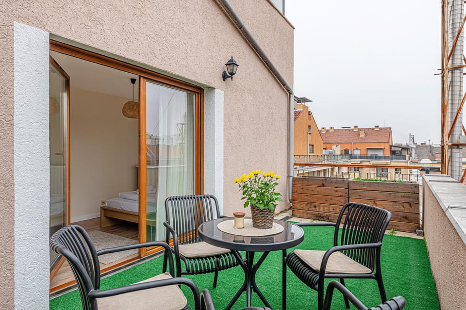 Property building, Day, Balcony/Terrace, Seating area