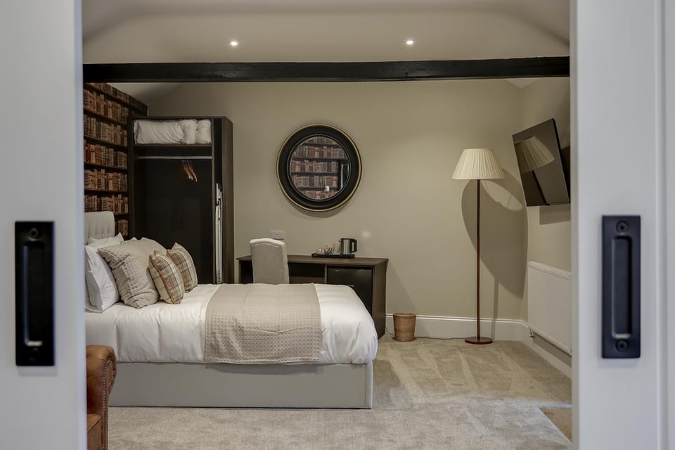 Bed, TV and multimedia, Photo of the whole room, Bedroom