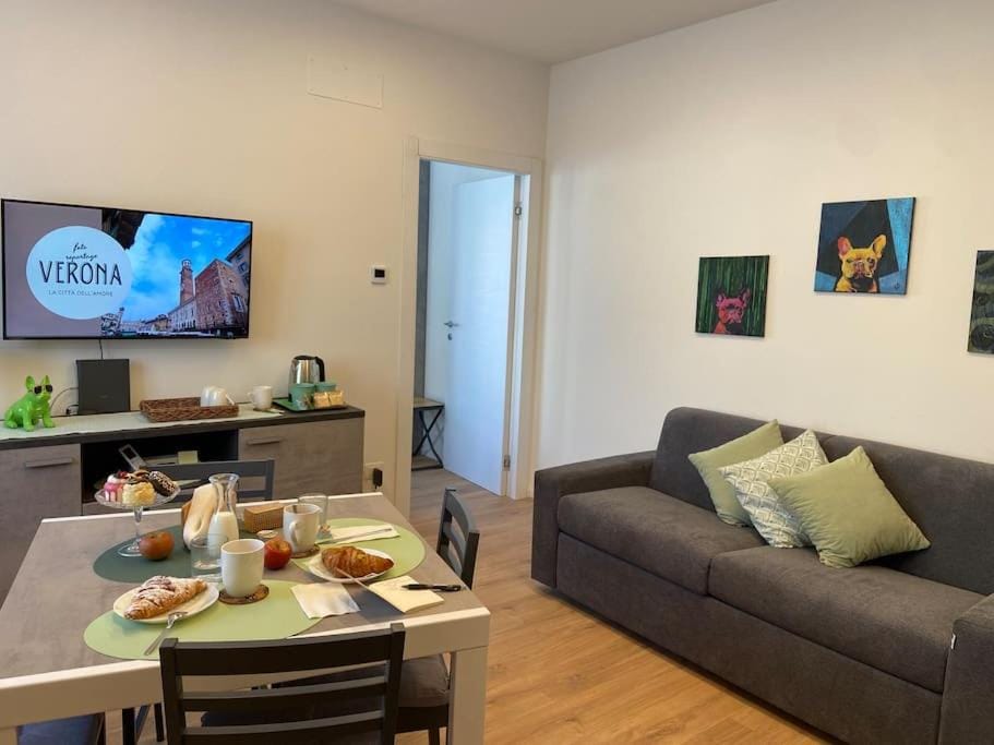Communal lounge/ TV room, TV and multimedia, Living room, Seating area, Dining area