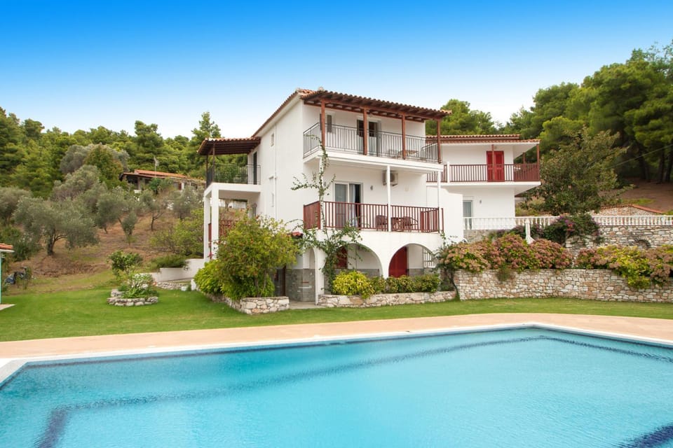 Property building, Garden, Swimming pool