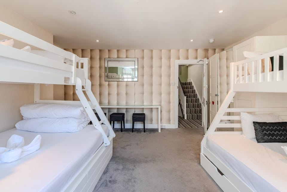 Perfect Big House Next to Brighton Beach Sleep 20 Apartment in Brighton