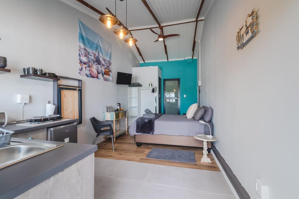 Bed, Kitchen or kitchenette, Photo of the whole room, Dining area, Bedroom