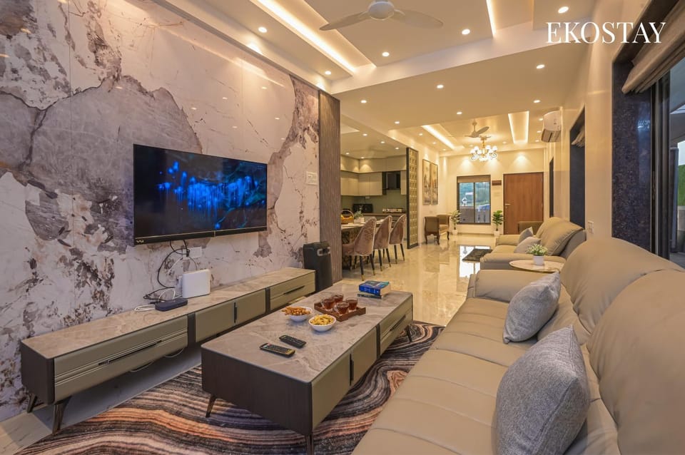 Communal lounge/ TV room, TV and multimedia, Living room, Seating area, Evening entertainment