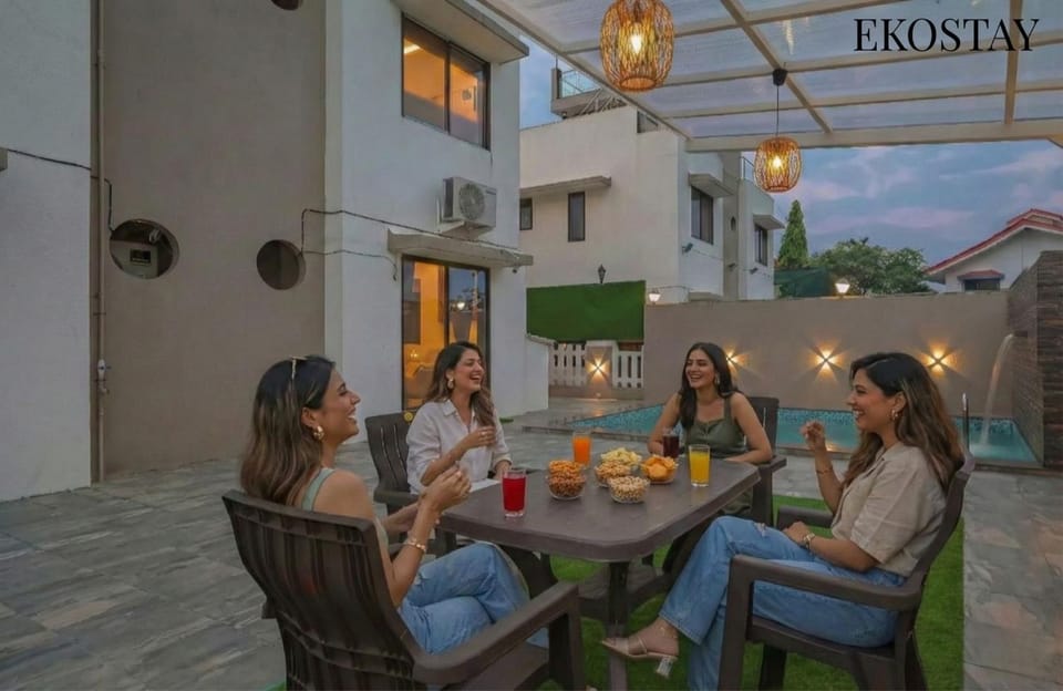 People, Living room, Food and drinks, Seating area, Food, group of guests