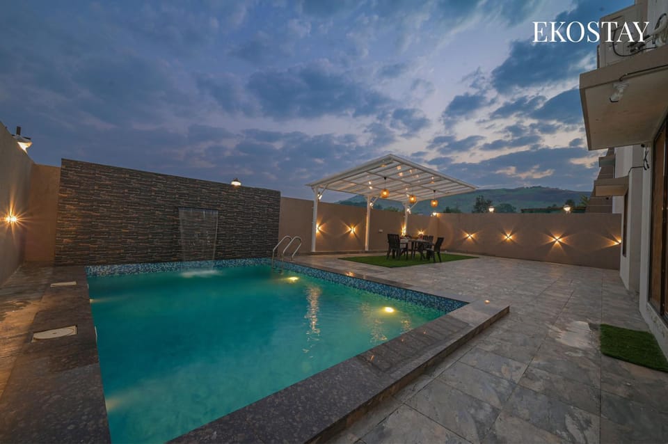 Night, Pool view, Swimming pool, sunbed