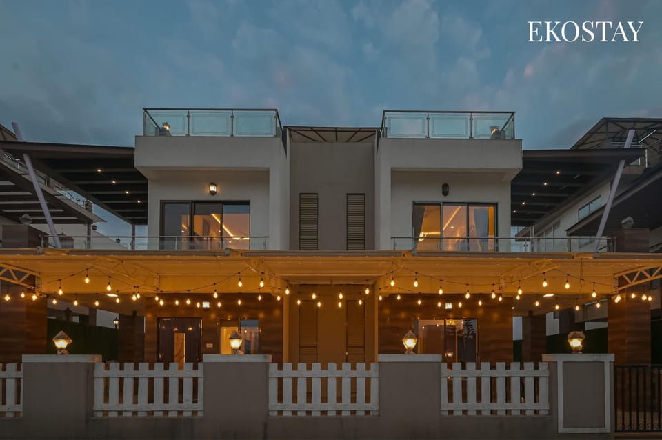 Property building, Night, View (from property/room), Balcony/Terrace
