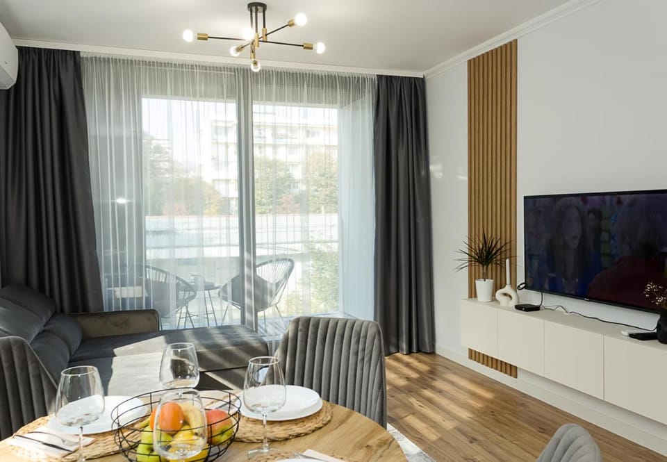 Communal lounge/ TV room, TV and multimedia, Living room, Seating area, Dining area