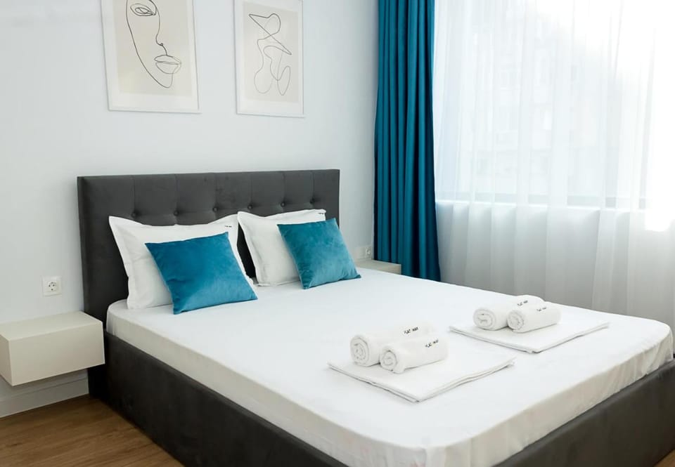 Bed, Bedroom, towels