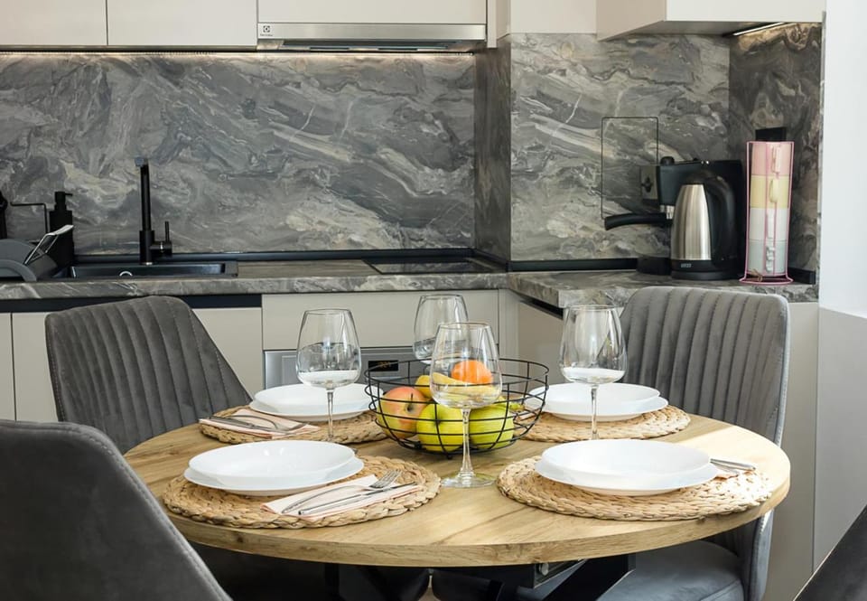 Kitchen or kitchenette, Dining area