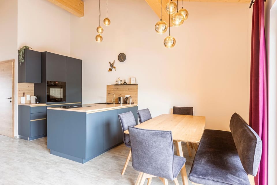 Coffee/tea facilities, Kitchen or kitchenette, Living room, Seating area, Dining area