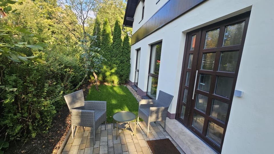 Property building, Facade/entrance, Day, Garden, Balcony/Terrace, Garden view
