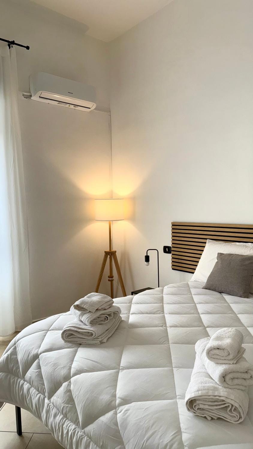 Photo of the whole room, Bedroom, air conditioner