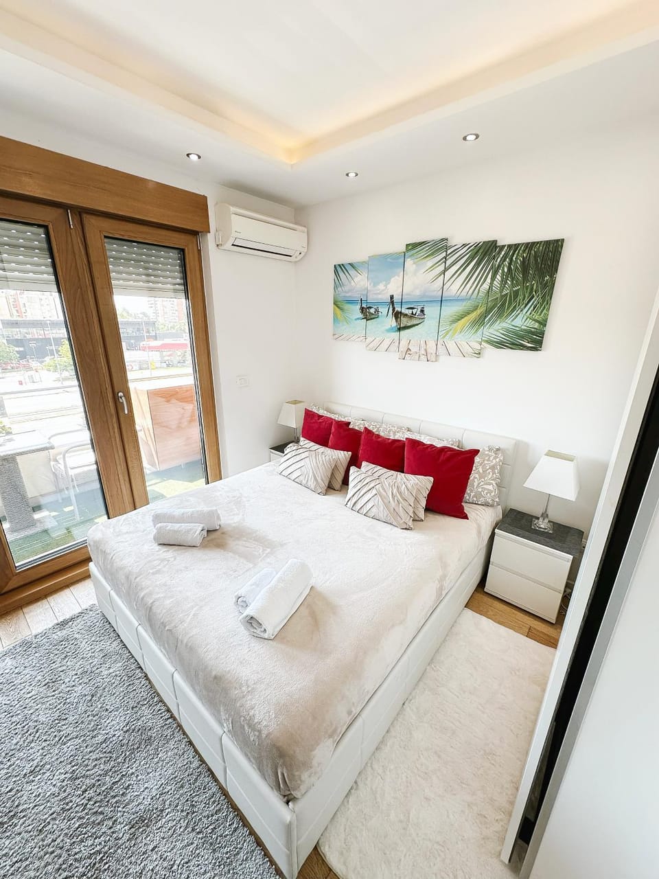 Bed, Living room, Photo of the whole room, Bedroom, air conditioner