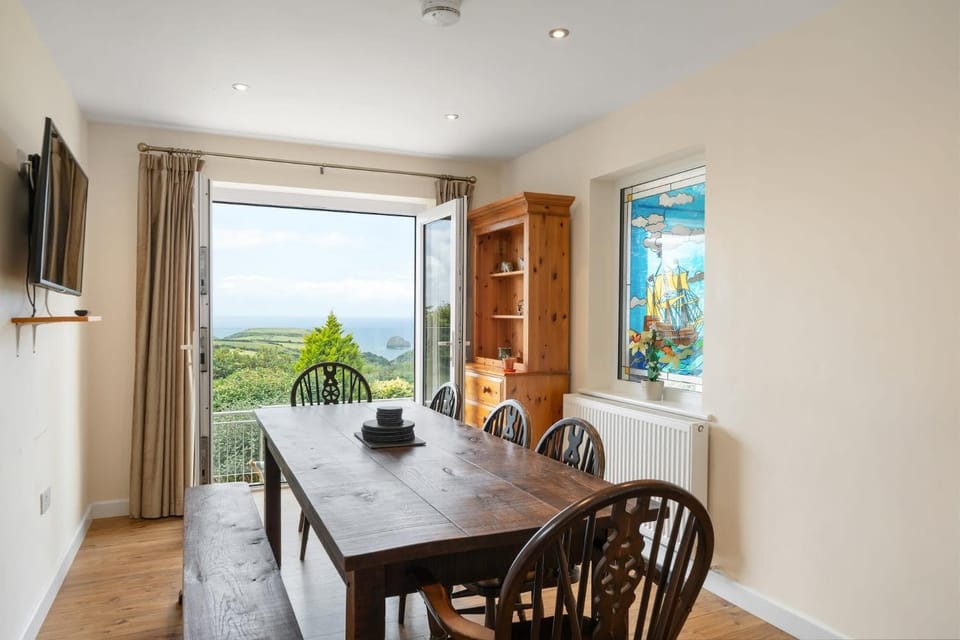 Peaceful Home Sea Views Private Parking House in England