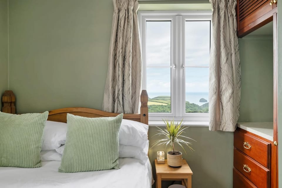 Peaceful Home Sea Views Private Parking House in England
