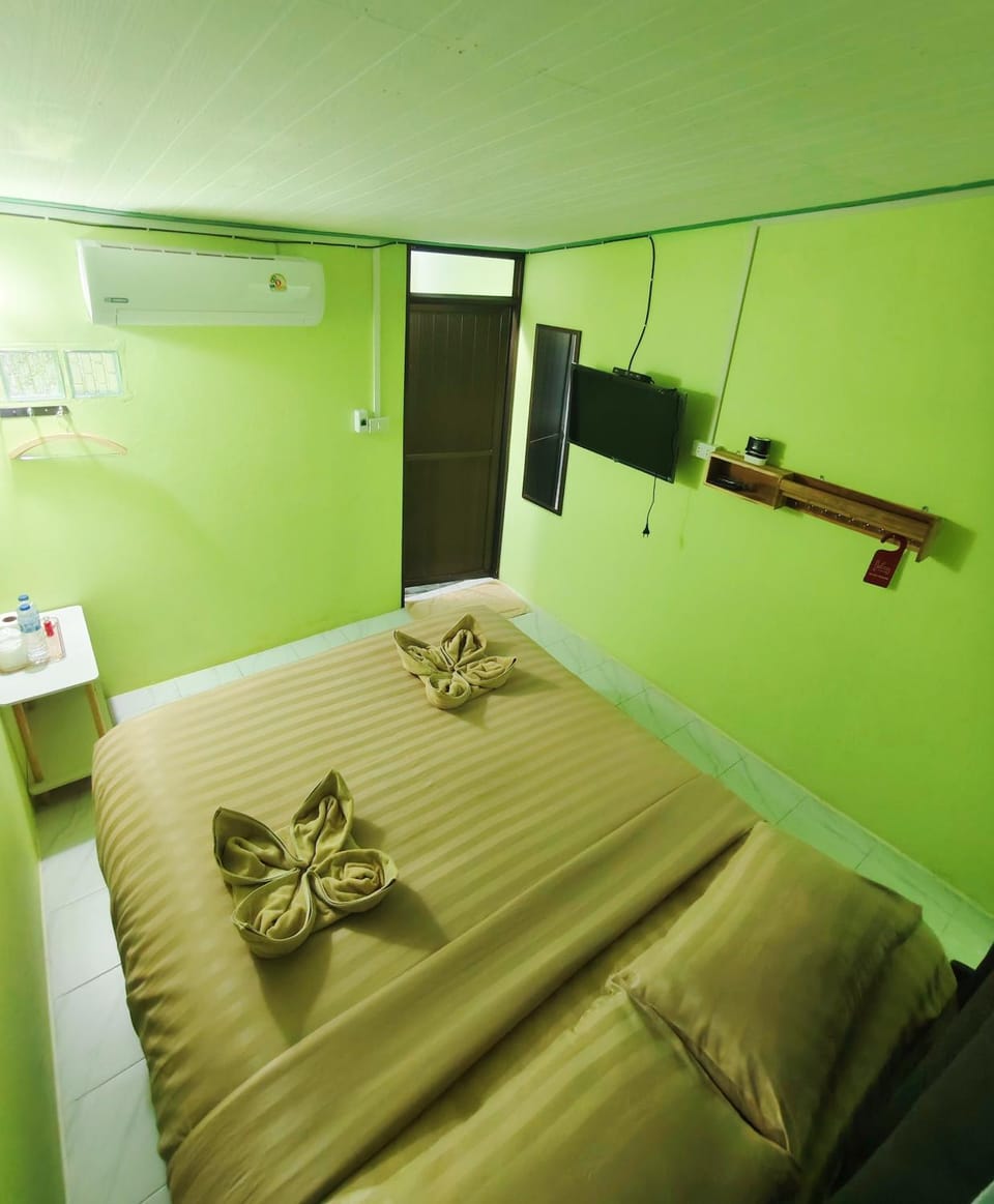 Khaosok Happy House Bed and Breakfast in Khlong Sok